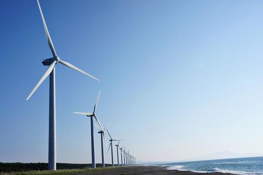 Windturbines op een rij langs de kust